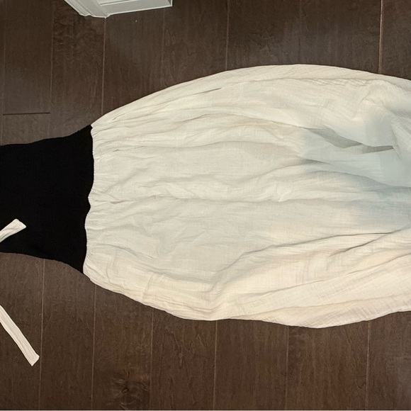 Elegant Black and White Maxi Dress - Picture 2 of 2